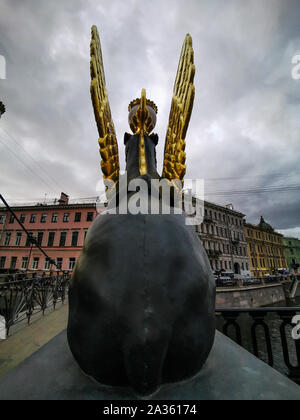 ST. PETERSBURG, Russland - 25. September 2019: Greife auf die Brücke. Stockfoto