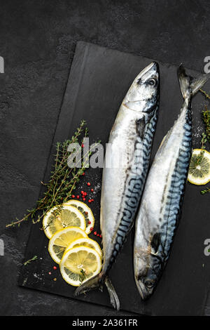 Makrele. Frischen, rohen Fisch mit Zutaten zum Kochen, Ansicht von oben, flach Stockfoto