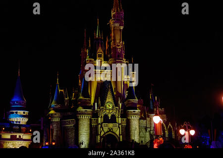 Farbe bei Nacht Projektionen auf Cinderella Schloss an Disney Stockfoto