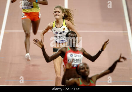 Doha, Katar. 05 Okt, 2019. Athletik, Weltmeisterschaft, Wm, IAAF, Khalifa International Stadium: 5000 m Frauen, Endgültig. Konstanze Klosterhalfen aus Deutschland den dritten Platz hinter dem Sieger Hellen Obiri (vorne) und Margret Kipkemobi (beide Kenia). Quelle: Michael Kappeler/dpa/Alamy leben Nachrichten Stockfoto