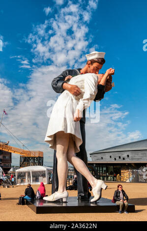 Umfassenden Frieden, auch als bedingungslose Kapitulation von Seward Johnson bei Portsmouth Historic Dockyard als Teil der Stadt D-Day Gedenkfeiern bekannt. Stockfoto
