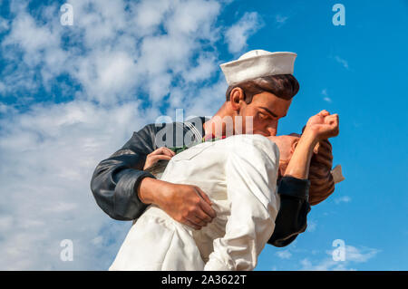 Umfassenden Frieden, auch als bedingungslose Kapitulation von Seward Johnson bei Portsmouth Historic Dockyard als Teil der Stadt D-Day Gedenkfeiern bekannt. Stockfoto