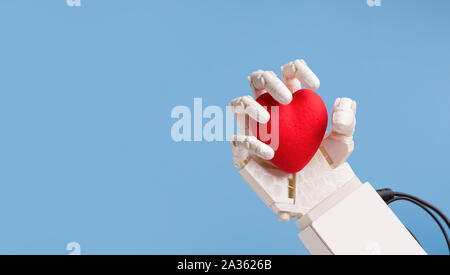 Roboter Hand halten roten Herzen, blau panorama Hintergrund Stockfoto