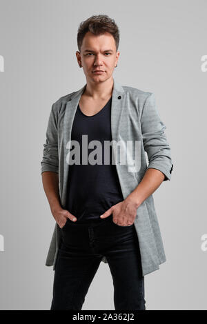 Porträt von einem gutaussehenden Mann wolle Jacke, schwarz Shirt und Jeans Stockfoto