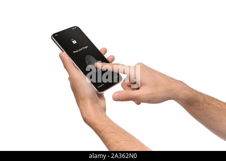 Man Hände mit Fingerabdruck scannen App auf Handy Bildschirm Stockfoto