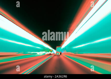 LKW-Verkehr durch Bergtunnel. Stockfoto