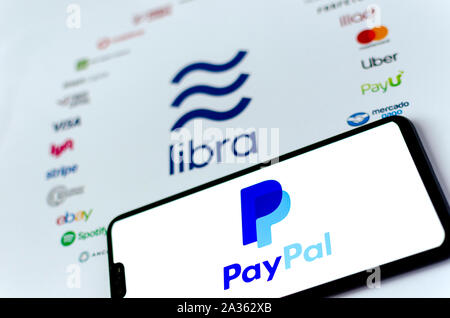 Die Libra Logo auf dem Papier Broschüre und PayPal Logo auf dem Bildschirm des Smartphones. Illustrativ für die News, dass PayPal verlässt den Verein. Stockfoto