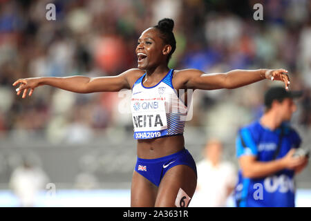 Großbritanniens Daryll Neita feiert den Gewinn der Silbermedaille in der 4 x 100 Meter Frauen während der Letzten Tag neun der IAAF Weltmeisterschaften am Khalifa International Stadium, Doha, Katar. Stockfoto