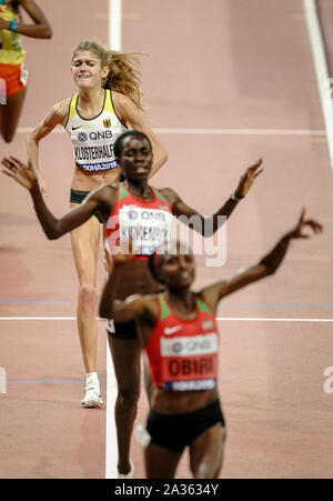 Doha, Katar. 05 Okt, 2019. IAAF Leichtathletik Weltmeisterschaft an Khalifa International Stadium: 5000m, Frauen, endgültig. Konstanze Klosterhalfen aus Deutschland den dritten Platz hinter Hellen Obiri (vorne) und Margret Kipkemobi (beide Kenia). Quelle: Michael Kappeler/dpa/Alamy leben Nachrichten Stockfoto