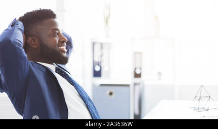 Glückliche junge Manager, Pause im Büro Stockfoto