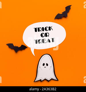 Halloween cute Ghost mit Fledermäusen und Text auf Orange Stockfoto