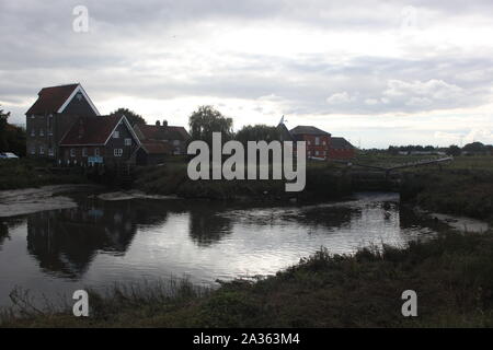 Weitwinkelobjektiv mit Blick nach Süden über die Brücke auf dem Fluß an Battlesbridge. Ein historisches Dorf in Essex, Großbritannien. Einige Möwen sind auf die Gezeiten Tore thront. Stockfoto