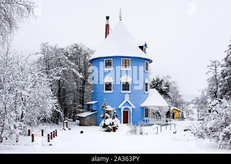 Naantali, Finnland - Januar 17, 2010: ein schöner Schuß von human-Größe Moominhouse in Moomin World Theme Park während der verschneiten Wintertag, Naantali, Finnland. Stockfoto