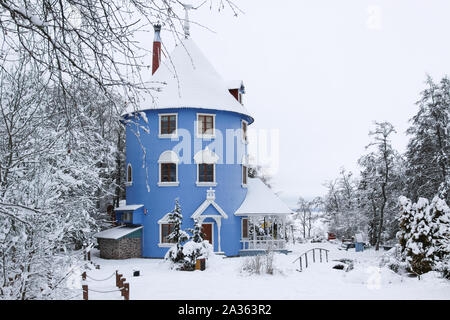 Naantali, Finnland - Januar 17, 2010: ein schöner Schuß von human-Größe Moominhouse in Moomin World Theme Park während der verschneiten Wintertag, Naantali, Finnland. Stockfoto