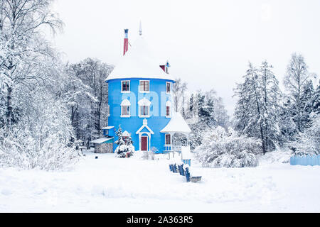 Naantali, Finnland - Januar 17, 2010: ein schöner Schuß von human-Größe Moominhouse in Moomin World Theme Park während der verschneiten Wintertag, Naantali, Finnland. Stockfoto