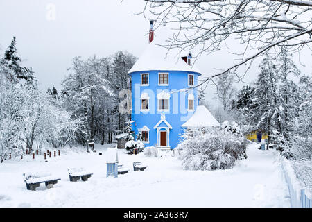 Naantali, Finnland - Januar 17, 2010: ein schöner Schuß von human-Größe Moominhouse in Moomin World Theme Park während der verschneiten Wintertag, Naantali, Finnland. Stockfoto