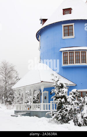 Naantali, Finnland - Januar 17, 2010: ein schöner Schuß von human-Größe Moominhouse in Moomin World Theme Park während der verschneiten Wintertag, Naantali, Finnland. Stockfoto