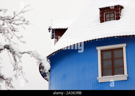 Naantali, Finnland - Januar 17, 2010: ein schöner Schuß von human-Größe Moominhouse in Moomin World Theme Park während der verschneiten Wintertag, Naantali, Finnland. Stockfoto