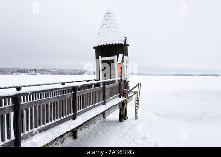 Naantali, Finnland - Januar 17, 2010: ein schöner Schuß von human-Größe Moominhouse in Moomin World Theme Park während der verschneiten Wintertag, Naantali, Finnland. Stockfoto