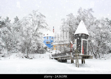 Naantali, Finnland - Januar 17, 2010: ein schöner Schuß von human-Größe Moominhouse in Moomin World Theme Park während der verschneiten Wintertag, Naantali, Finnland. Stockfoto