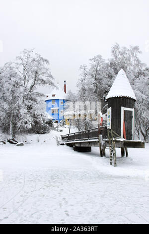 Naantali, Finnland - Januar 17, 2010: ein schöner Schuß von human-Größe Moominhouse in Moomin World Theme Park während der verschneiten Wintertag, Naantali, Finnland. Stockfoto