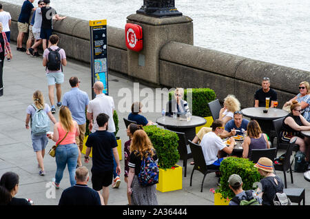 Leute genießen Sommer Tag an der Terrasse am Ufer des "oggett und Abzeichen 'Pub in der Nähe der Blackfriars Bridge in London. Stockfoto