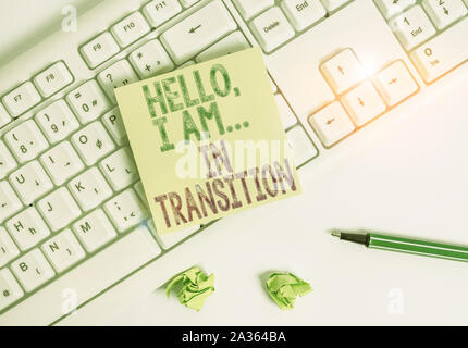 Schreiben Hinweis angezeigt Hallo ich im Übergang bin. Business Konzept für Prozess voran Planung neue Dinge grüne Note Papier mit Bleistift auf w Stockfoto