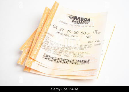 Vidalia, Georgia/USA, 27. September 2019: ein Makro geschossen von einem Stapel von Mega Georgiens Lotto Millionen mit megaplier Tickets auf weißem Normalpapier. Stockfoto
