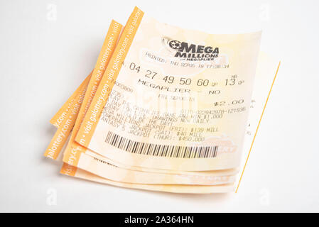Vidalia, Georgia/USA, 27. September 2019: ein Makro geschossen von einem Stapel von Mega Georgiens Lotto Millionen mit megaplier Tickets auf weißem Normalpapier. Stockfoto