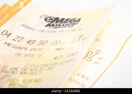 Vidalia, Georgia/USA, 27. September 2019: ein Makro geschossen von einem Stapel von Mega Georgiens Lotto Millionen mit megaplier Tickets auf weißem Normalpapier. Stockfoto