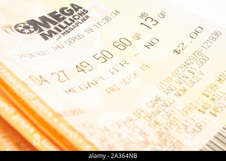 Vidalia, Georgia/USA, 27. September 2019: ein Makro geschossen von einem Stapel von Mega Georgiens Lotto Millionen mit megaplier Tickets auf weißem Normalpapier. Stockfoto