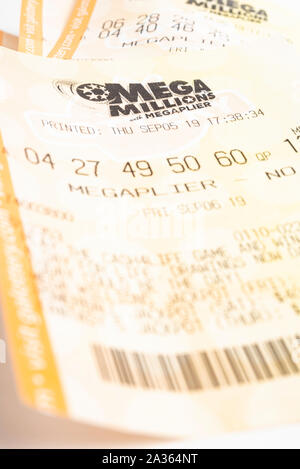 Vidalia, Georgia/USA, 27. September 2019: ein Makro geschossen von einem Stapel von Mega Georgiens Lotto Millionen mit megaplier Tickets auf weißem Normalpapier. Stockfoto