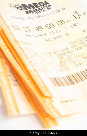 Vidalia, Georgia/USA, 27. September 2019: ein Makro geschossen von einem Stapel von Mega Georgiens Lotto Millionen mit megaplier Tickets auf weißem Normalpapier. Stockfoto