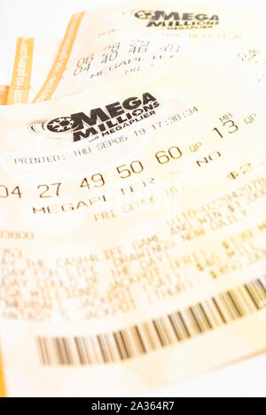 Vidalia, Georgia/USA, 27. September 2019: ein Makro geschossen von einem Stapel von Mega Georgiens Lotto Millionen mit megaplier Tickets auf weißem Normalpapier. Stockfoto