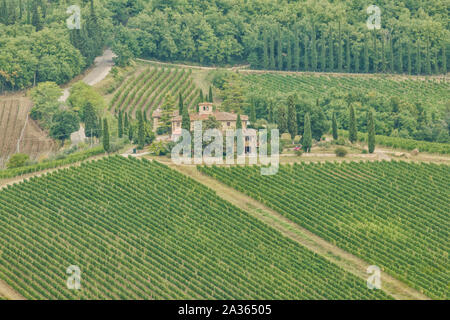 Panoramablick auf die wunderschöne Aussicht von Wohngebieten Radda in Chianti und Weinbergen und Olivenbäumen im Chianti, Toskana, Italien Stockfoto