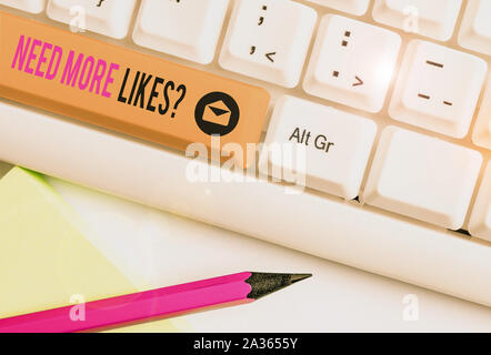 Handschrift text brauchen mehr Mag. Konzeptionelle Foto gefragt, ob er eine zusätzliche Reaktion auf seine Post weiß PC-Tastatur mit leeren Papier Stockfoto