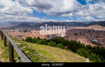 Cusco, Peru - 24.05.2019: Stadt weiten Blick über Cusco, Peru von Sacsayhuaman. Stockfoto