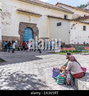 Tanzvorstellung auf dem San Blas Square in Cusco, Peru. Stockfoto