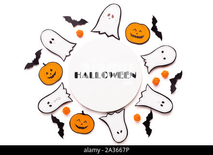 Runde Zusammensetzung der Geister und Kürbisse auf Weiß, Stockfoto