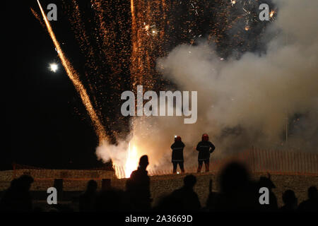 Eastbourne, Großbritannien. 5. Oktober 2019. Nachtschwärmer besuchte Eastbourne jährliche Lagerfeuer nacht Prozession entlang der Strandpromenade an diesem Abend ihren Höhepunkt in ein großes Lagerfeuer und Feuerwerk am Strand. Eastbourne, East Sussex, UK. Credit: Ed Brown/Alamy leben Nachrichten Stockfoto