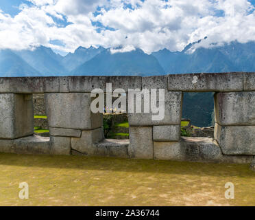 Machu Picchu, Peru - 06/24/2019: Tempel der drei Fenster in der Inkastätte Machu Picchu in Peru. Stockfoto