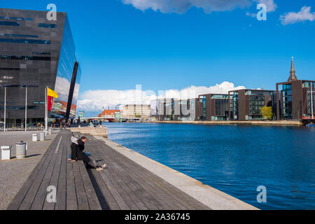 Kopenhagen, Dänemark - 04 Mai, 2019: die Menschen auf einer der Küste in der Nähe der Black Diamond, die königliche Bibliothek in Kopenhagen Stockfoto