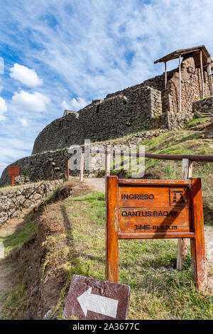 Heilige Tal, Peru - 21.05.2019: Eingang der alten Inkastätte von Pisac, Peru. Stockfoto