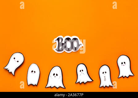 Happy Halloween Hintergrund mit Gespenstern und Text auf Orange Stockfoto