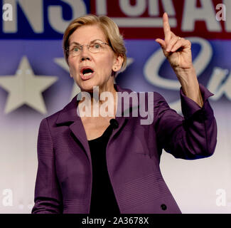 Los Angeles, Kalifornien, USA. 04 Okt, 2019. Senator ELIZABETH WARREN spricht an der SEIU Gewerkschaften für alle Gipfel im Westin Bonaventure Hotel. Credit: Brian Cahn/ZUMA Draht/Alamy leben Nachrichten Stockfoto