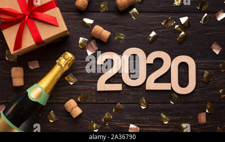 Champagner, Geschenke und Holz 2020 Konzept auf braun Tabelle Stockfoto