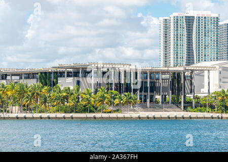 Miami USA September 11, 2019: Blick auf pamm Perez Art Museum grüne Außendekoration, fliegende Garten in Miami Stockfoto