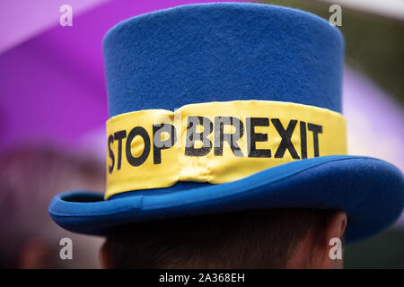 Berühmte blaue Hut von Anti-Brexit protester Steve Bray am Parliament Square, London gesehen. Stockfoto