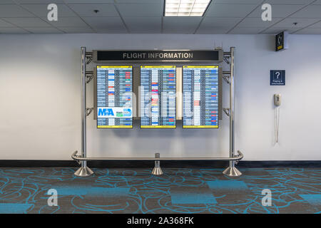 Miami, USA - 11. September 2019: Monitor am Miami International Airport listet geplante abfliegenden Flüge Stockfoto