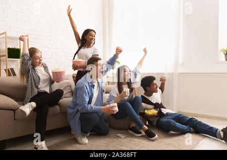 Junge Fußball-Fans. Freunde Zujubeln für Lieblingsmannschaft Stockfoto